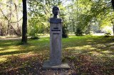 Popiersie Marii Konopnickiej w parku
