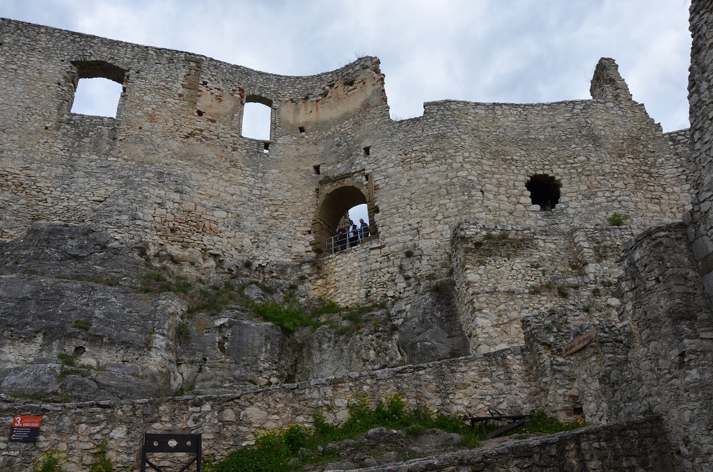 Ruiny zamku po rekonstrukcji