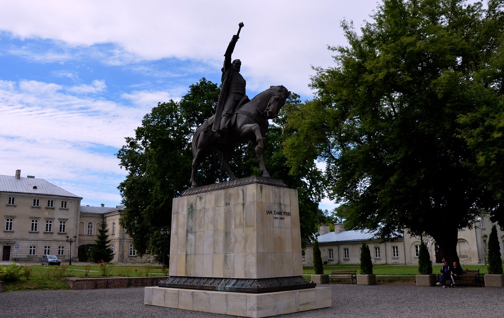 Pomnik Jana Zamoyskiego na tle pałacu